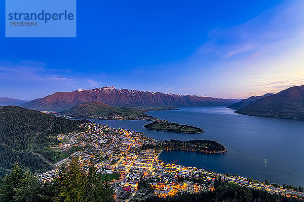 Beleuchtete Gebäude in Queenstown am Wakatipu-See gegen die Nacht  Queenstown  Neuseeland