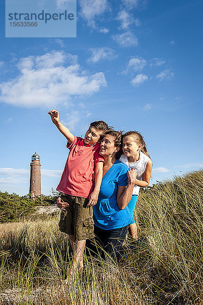 Mutter mit zwei Kindern in einer Stranddüne  Darß  Mecklenburg-Vorpommern  Deutschland