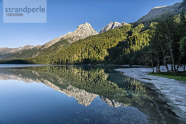 Panoramablick auf den Antholzer See  Naturpark Rieserferner-Ahrn  Südtirol  Italien