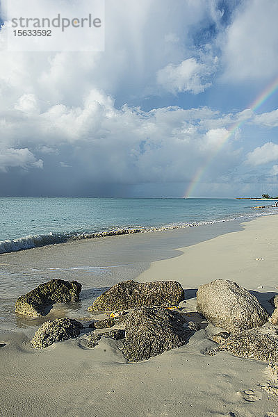 Landschaftsansicht des Regenbogens über dem Strand von Grace Bay  Providenciales  Turks- und Caicos-Inseln