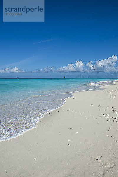 Landschaftlicher Blick auf den Strand von Grace Bay vor blauem Himmel  Providenciales  Turks- und Caicos-Inseln