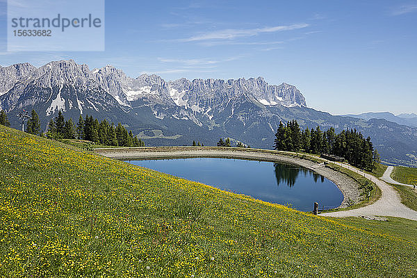 Szenische Ansicht des Hartkaisersees gegen das Kaisergebirge  Tirol  Österreich