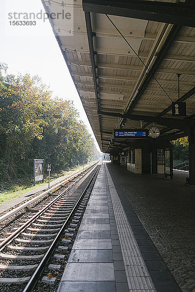 Leerer Bahnhof im Herbst  Berlin  Deutschland
