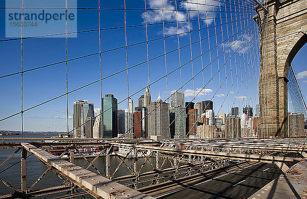 Brooklyn Bridge gegen die Skyline von Manhattan  New York City  USA
