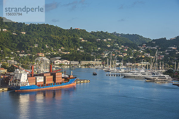 Boote liegen im Hafen von St. George's vor blauem Himmel vor Anker  Grenada  Karibik