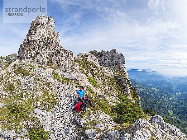 Älterer Wanderer beim Blick in die Berge  Recoaro Terme  Venetien  Italien