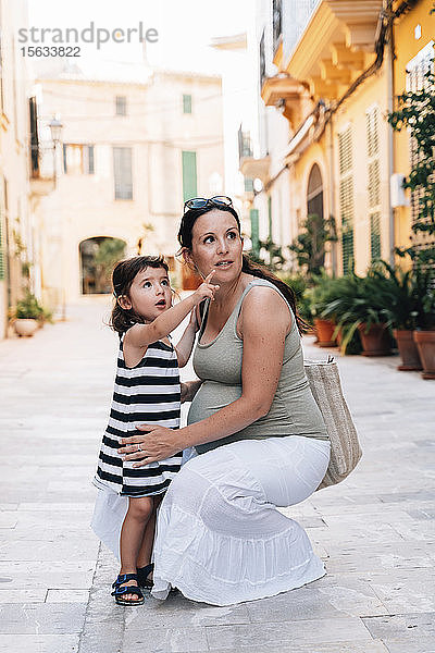 Porträt von Mutter und kleiner Tochter  die etwas beobachten  Alcudia  Mallorca  Spanien
