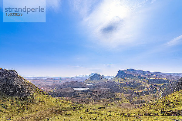 Landschaftsansicht gegen den Himmel von Quiraing aus gesehen  Isle of Skye  Highlands  Schottland  Großbritannien