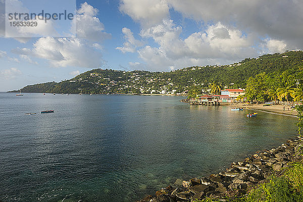 Blick auf die Bucht von Grand Mal Bay durch den Berg gegen den bewölkten Himmel  Grenada  Karibik