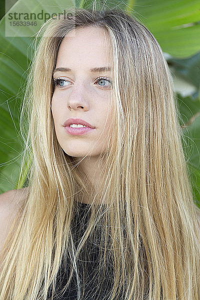 Porträt einer blonden jungen Frau