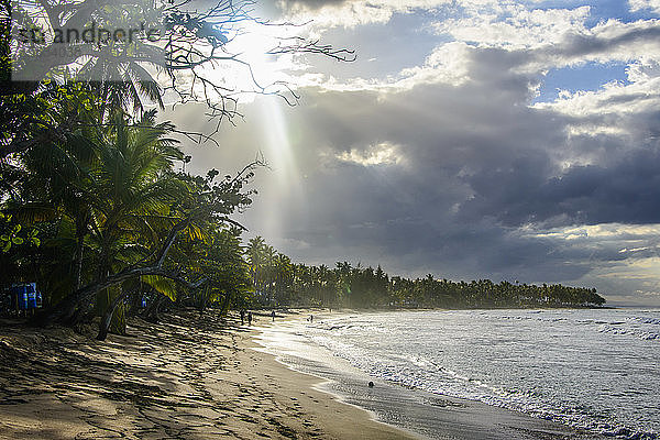 Blick auf das Meer bei bewölktem Himmel am Playa Bonita  Las Terrenas  Dominikanische Republik