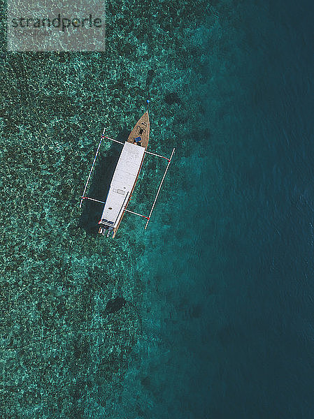 Drohnenansicht eines Auslegers auf See auf der Insel Gili-Air  Bali  Indonesien