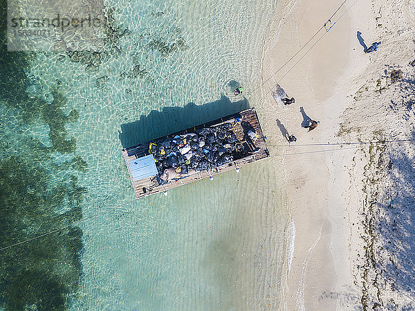 Luftaufnahme eines Pontons  der Müll auf den Gili-Inseln  Bali  Indonesien