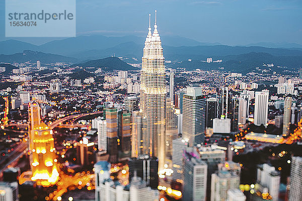 Stadtbild von Kuala Lumpur in der Abenddämmerung  Malaysia