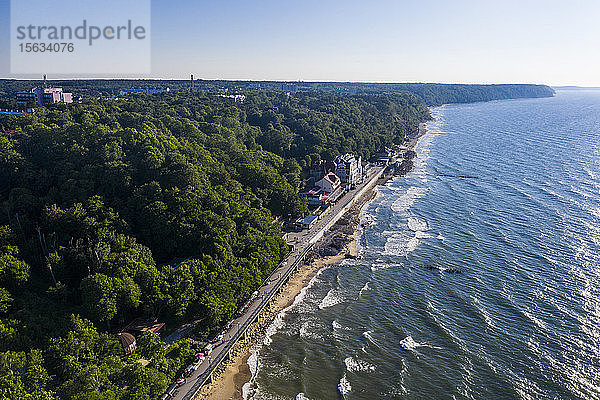 Luftaufnahme der Küstenlinie von Swetlogorsk  Kaliningrad  Russland