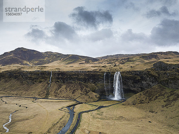 Island  Luftaufnahme eines Wasserfalls  der eine hohe Klippe hinunterplätschert