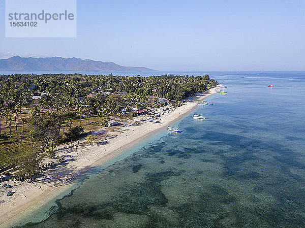 Drohnenschuss von den Gili-Inseln vor blauem Himmel bei Bali  Indonesien
