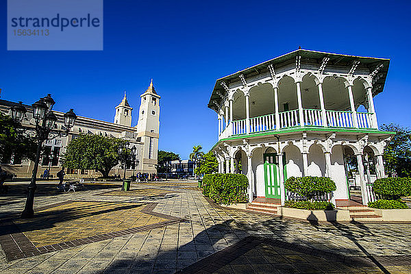 Blick auf die Apostelkathedrale St. Philippus bei strahlend blauem Himmel an einem sonnigen Tag  Puerto Plata  Dominikanische Republik