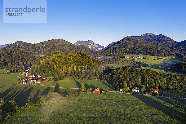 Deutschland  Bayern  Oberbayern  Isarwinkel  Jachenau  ländliche Landschaft bei Sonnenaufgang