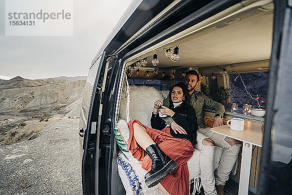 Junges Paar im Wohnmobil in einer Wüstenlandschaft  Almeria  Andalusien  Spanien
