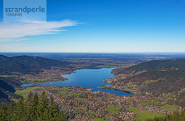 Aussicht auf den Tegernsee und die Wallberge bei blauem Himmel am sonnigen Tag  Bayern  Deutschland