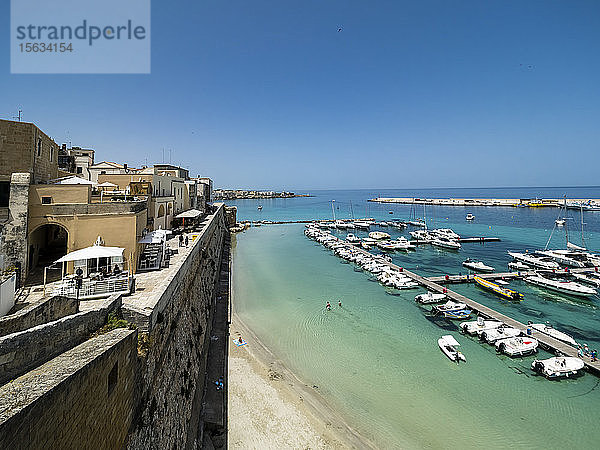 Italien  Provinz Lecce  Otranto  verschiedene Motorboote im Hafen der Küstenstadt festgemacht