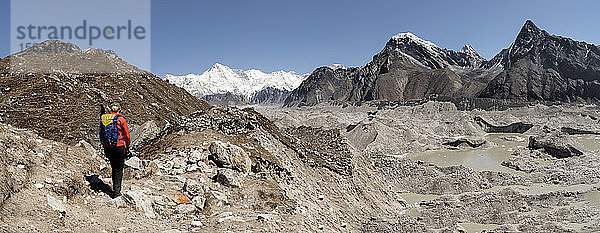 Junge Frau beim Trekking in der Nähe von Gokyo  Himalaya  Solo Khumbu  Nepal