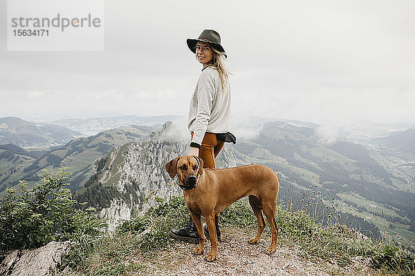 Frau mit Hund auf Aussichtspunkt  Grosse Mythen  Schweiz