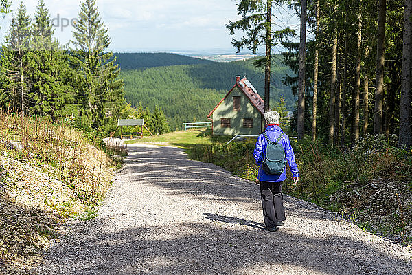 Seniorin beim Wandern auf der Schlossbergkanzel  Oberhof  Thüringen  Deutschland