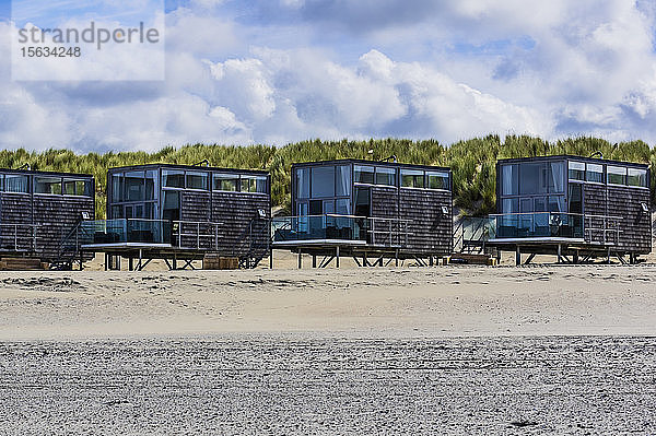 Niederlande  Zeeland  Domburg  Reihe moderner Häuser am Sandstrand
