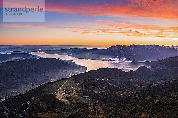 Österreich  Schafberg  Hollengebirge  Attersee bei Sonnenaufgang