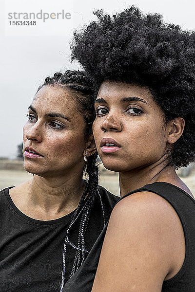 Porträt von zwei Frauen mit schwarzen Haaren