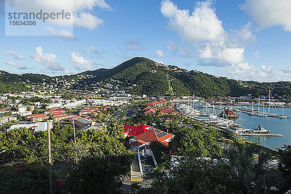 Schrägansicht von im Hafen vertäuten Booten gegen den Himmel bei Charlotte Amalie  US Virgin Islands