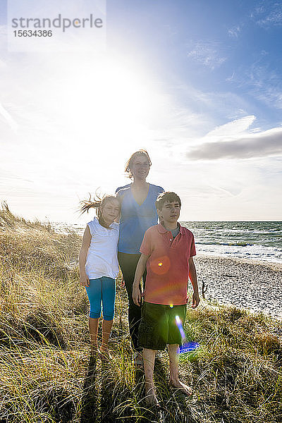 Mutter mit zwei Kindern in einer Stranddüne am Meer  Darß  Mecklenburg-Vorpommern  Deutschland
