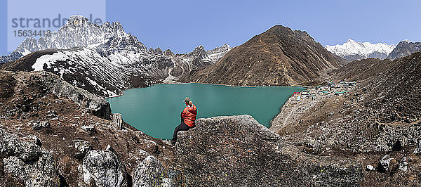 Frau betrachtet den Goykyo-See  Himalaja  Solo Khumbu  Nepal
