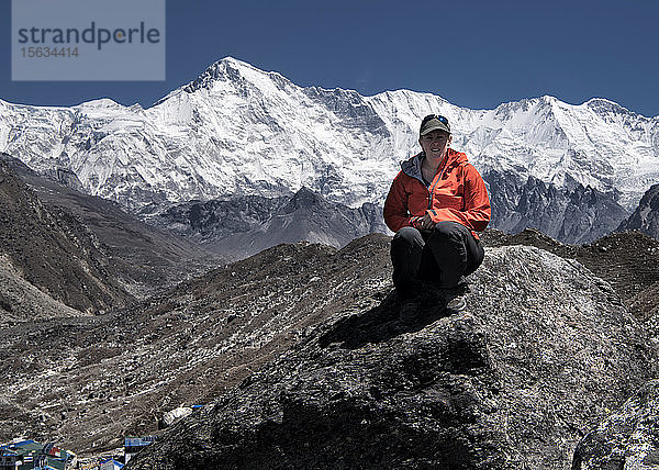 Frau sitzt im Himalaja in der Nähe des Gokyo-Sees  Solo Khumbu  Nepal