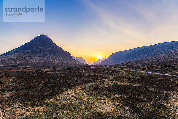 Landschaftsansicht gegen den Himmel in Glencoe  Highlands  Schottland  Großbritannien