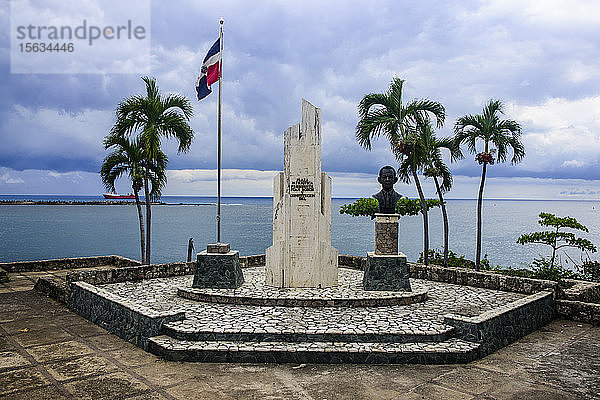 Kolonialmonument gegen das Meer  Santo Domingo  Dominikanische Republik