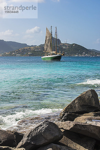 Historische Scaramouche beim Segeln auf See in Pirates of the Caribbean  Palm Island  Grenadinen-Inseln  St. Vincent und die karibischen Grenadinen
