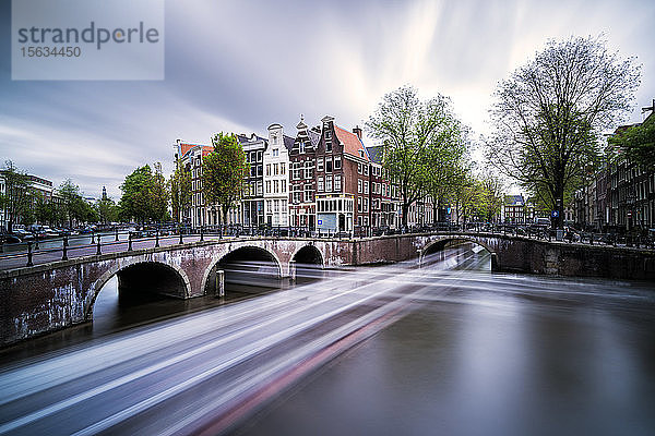 Niederlande  Amsterdam  Lichtwege entlang des Stadtkanals