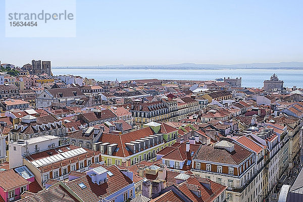 Portugal  Lissabon  Stadtbild mit Baixa und Meer