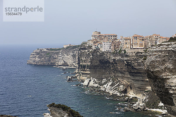 Bonifacio auf weißen Kalksteinfelsen vor klarem Himmel auf Korsika  Frankreich