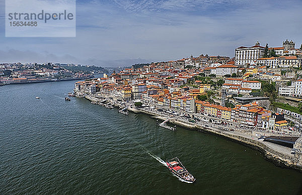 Portugal  Porto  Douro Fluss  der durch die Stadt fliesst  von oben gesehenÂ