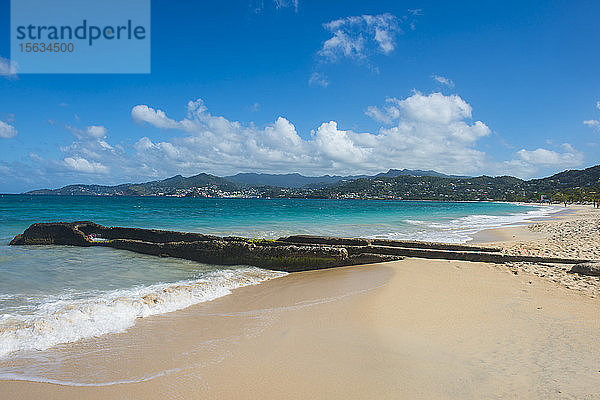 Panoramablick auf den Strand der Grand Anse bei blauem Himmel an einem sonnigen Tag  Grenada  Karibik