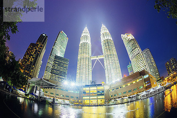 Petronas-Türme bei Nacht  Kuala Lumpur  Malaysia