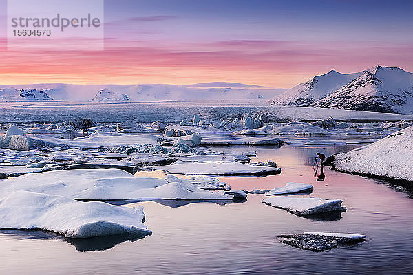 Szenische Ansicht der Lagune von Jokulsarlon gegen den Himmel bei Sonnenuntergang  Island