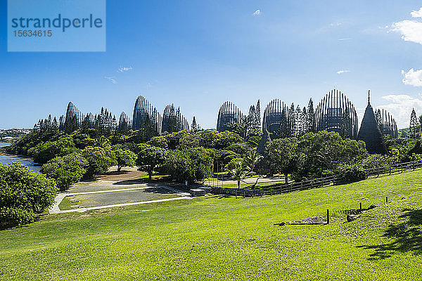 Blick auf das Kulturzentrum Jean-Marie Tjibaou gegen den blauen Himmel  Noumea  Neukaledonien