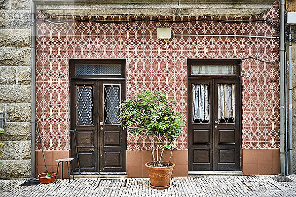 Portugal  Porto  Afurada  Frontansicht einer einzigartigen  verzierten Hausfassade