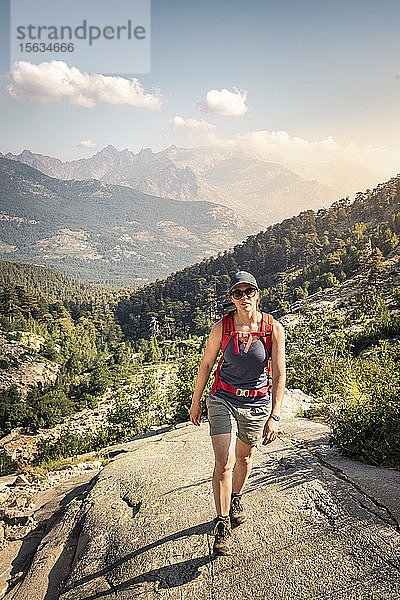 Wanderin während der Wanderung  Haute-Corse  Korsika  Frankreich