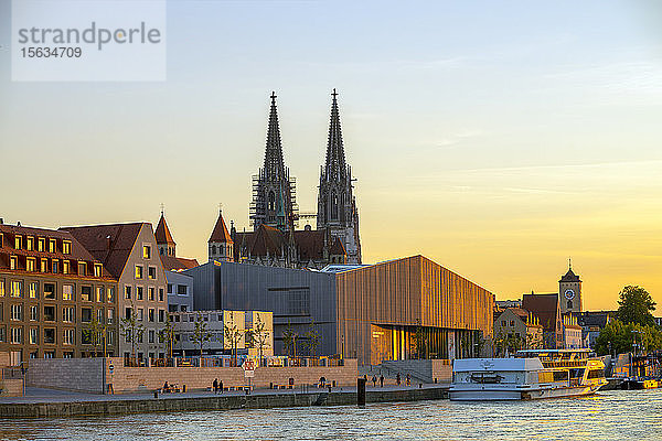 St. Petersdom und Museum Brandhorst an der Donau gegen den Himmel bei Sonnenuntergang  Regensburg  Deutschland